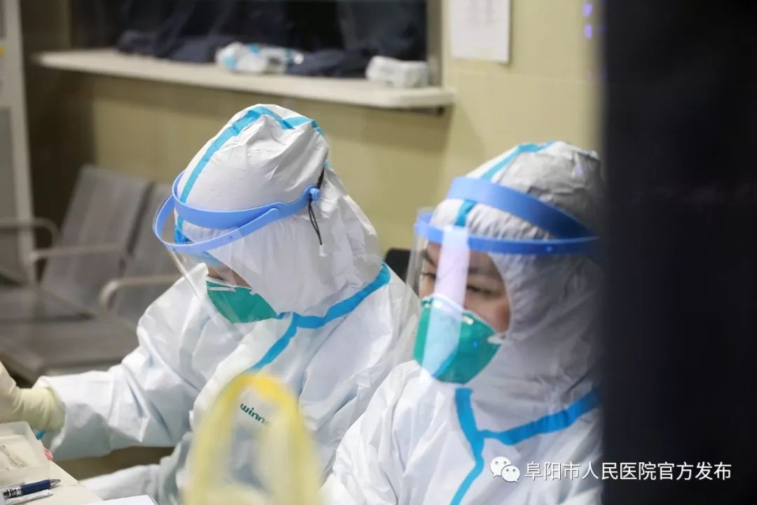 有条不紊地做着各项工作 他们没有豪言壮语 做出白衣天使应该做的抉择