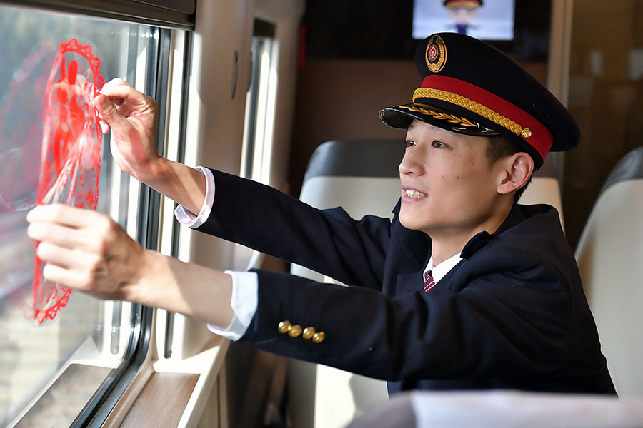 2020春运:青京高铁上的乘务员风采