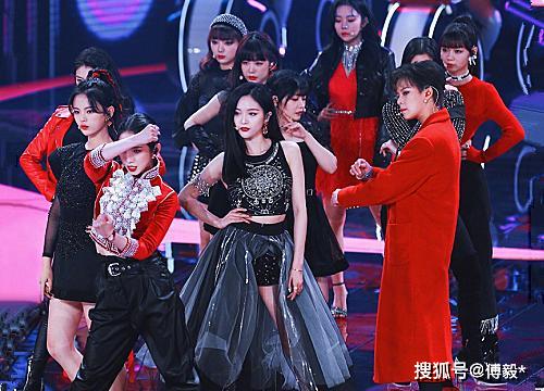 原创内部不和?火箭少女101合体北京春晚,孟美岐表演中遭傅菁白眼