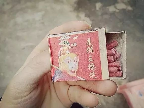 四人 才是人气最高的表演节目 摔炮,大地红,串天猴 还有一种叫二踢脚