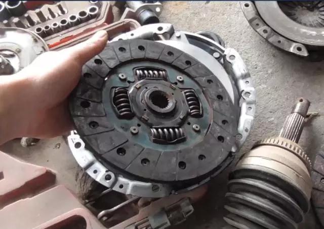 开手动挡的新手司机们记得关爱你的离合器片