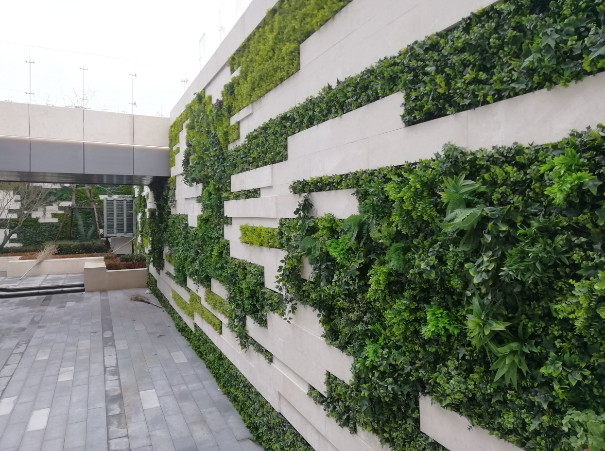 大型室外植物墙安装工艺及注意事项 (青岛植物墙实例)