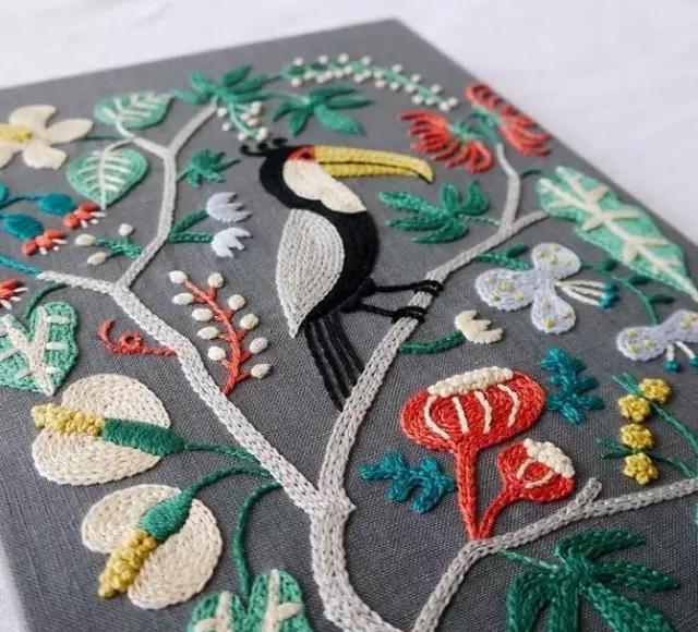 刺绣是件考验耐心的手工活针法缜密匀净配色自然素雅