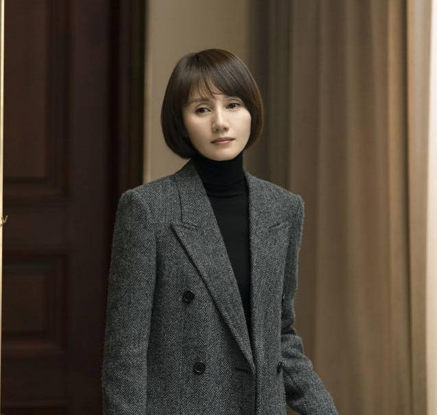 袁泉囧妈造型美颜过度虽然穿的好看但气场都被磨没了