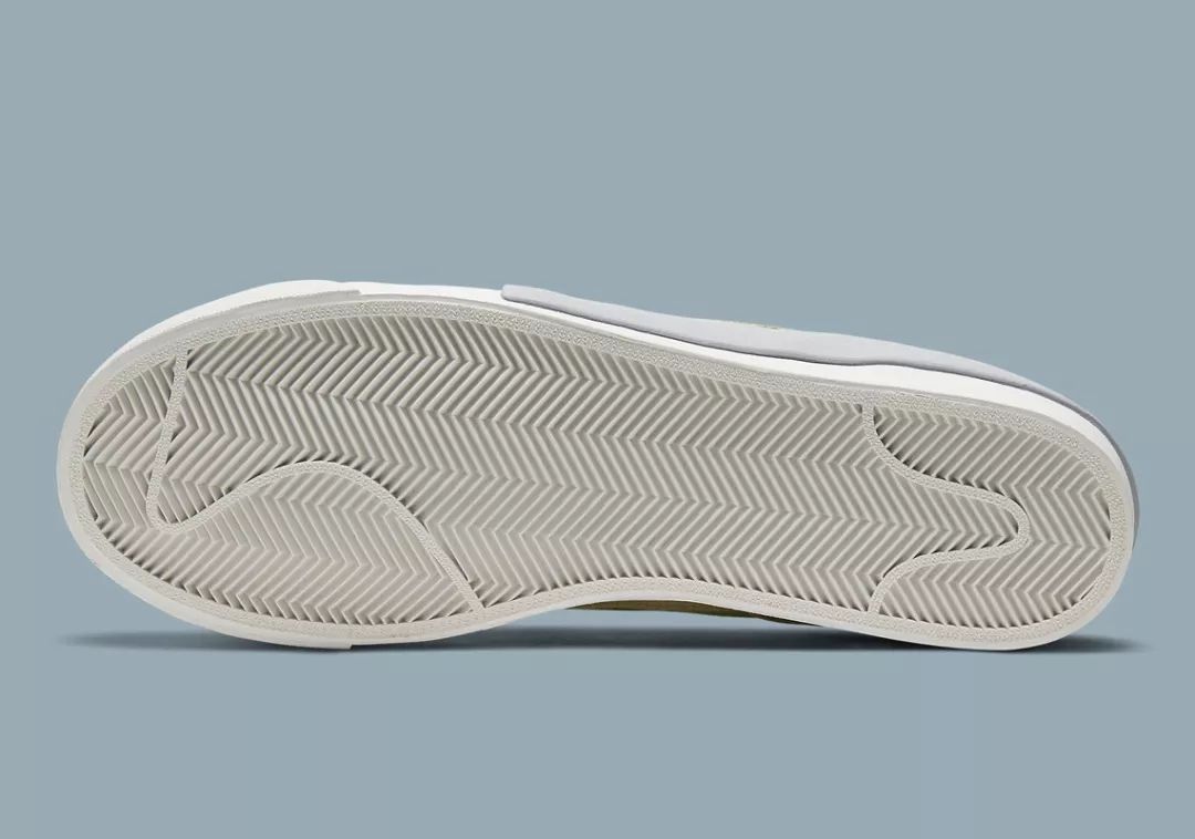 鞋舌上有着外露的海绵鞋面由织物和合成材质组成颇具军事色彩推出一款