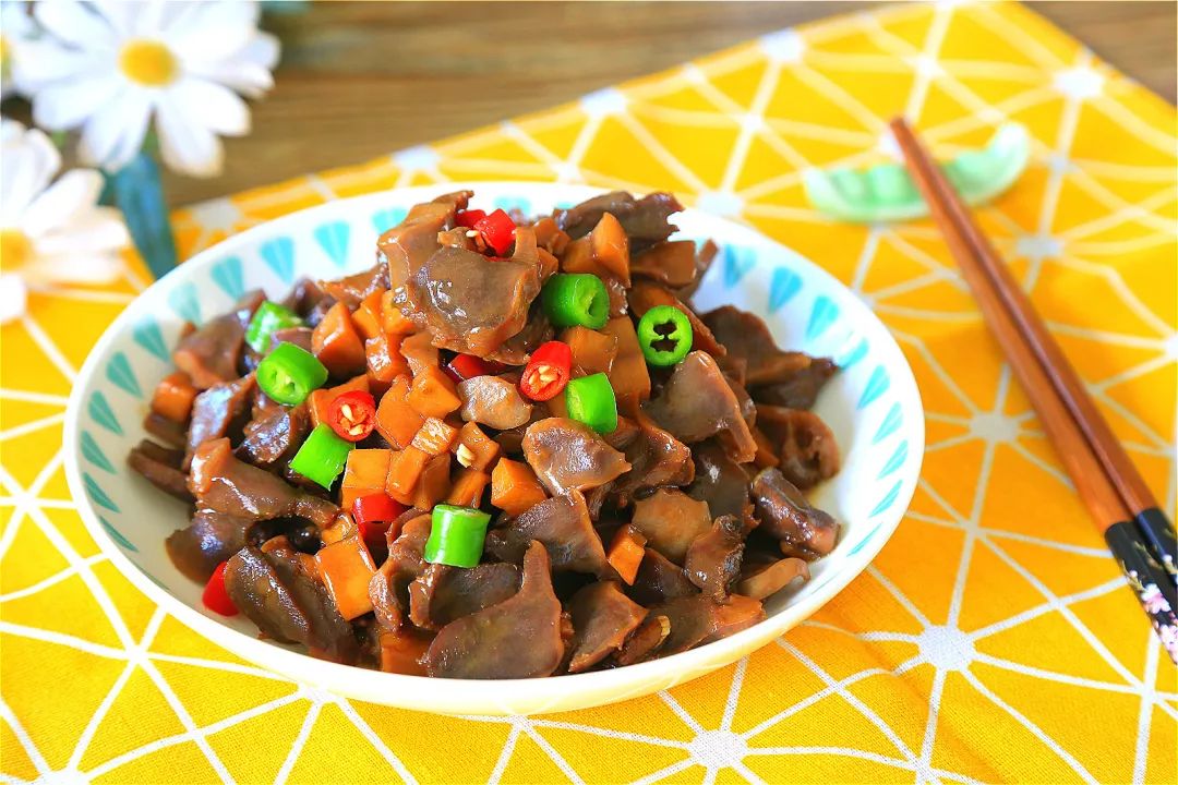 简单的家常菜杏鲍菇炒鸡胗超级下饭做法简单