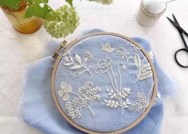 刺绣是件考验耐心的手工活针法缜密匀净配色自然素雅