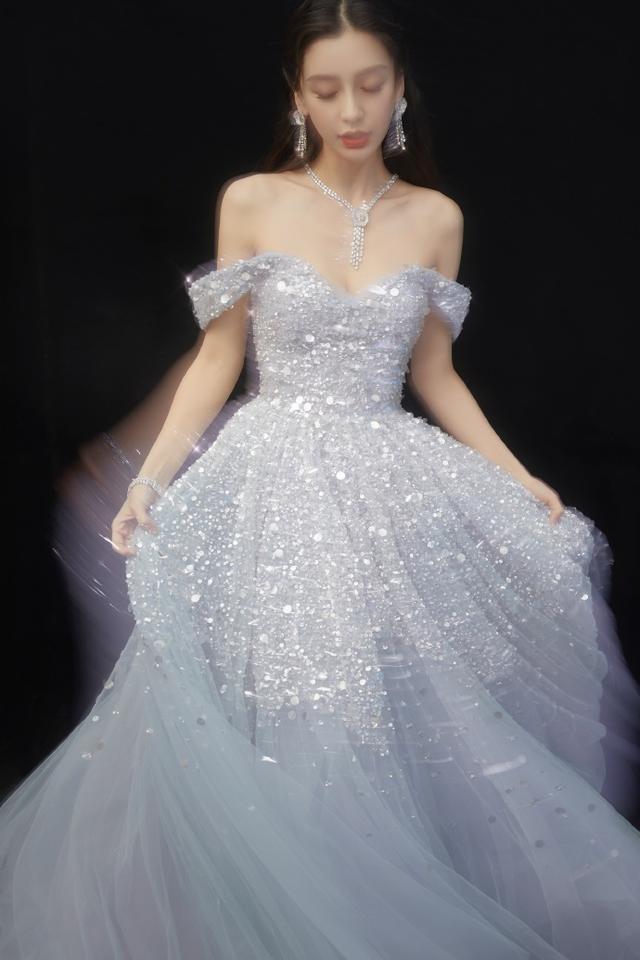 亮色的搭配能够给整身的搭配增添活力和闪亮点,如果搭配这一条水晶裙