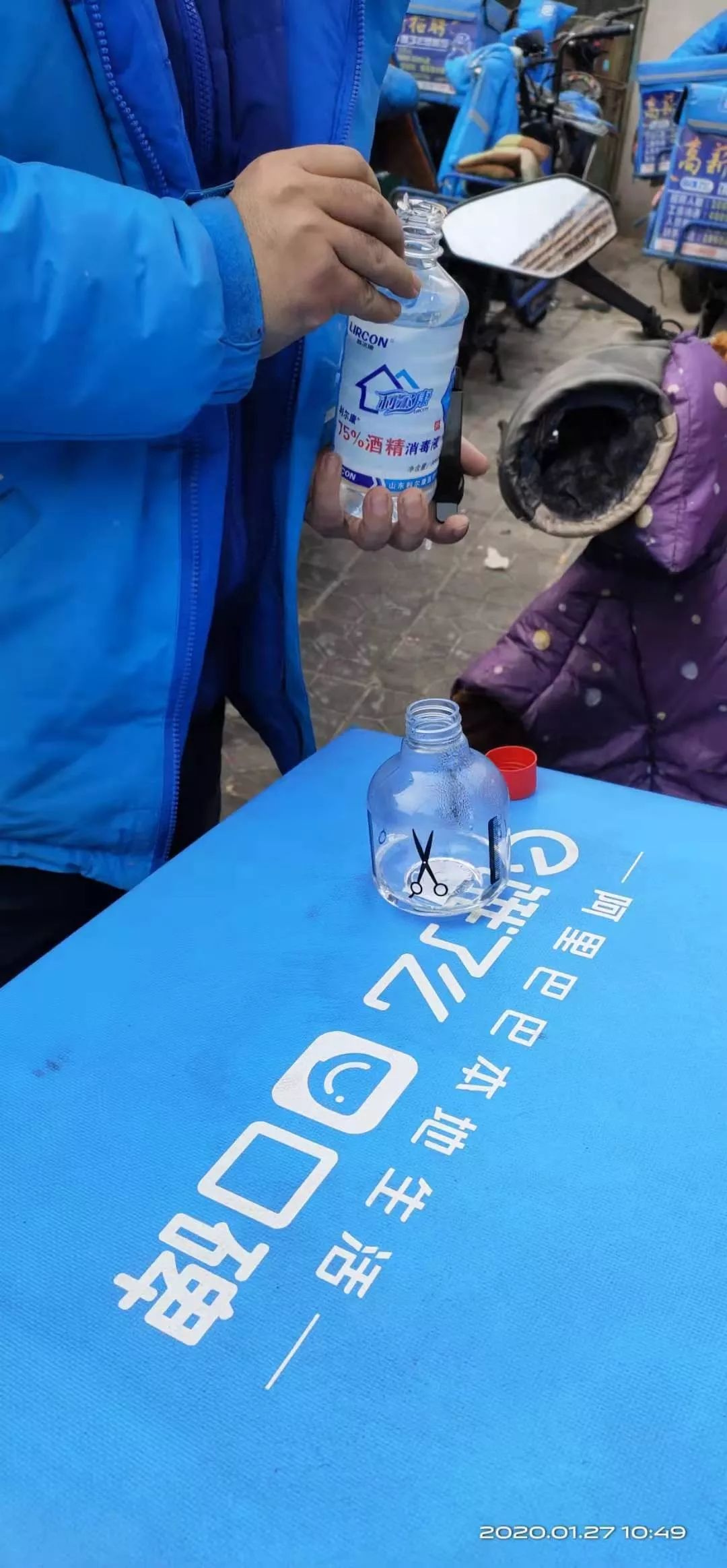 饿了么,美团外卖不打烊!骑手戴口罩非接触送餐