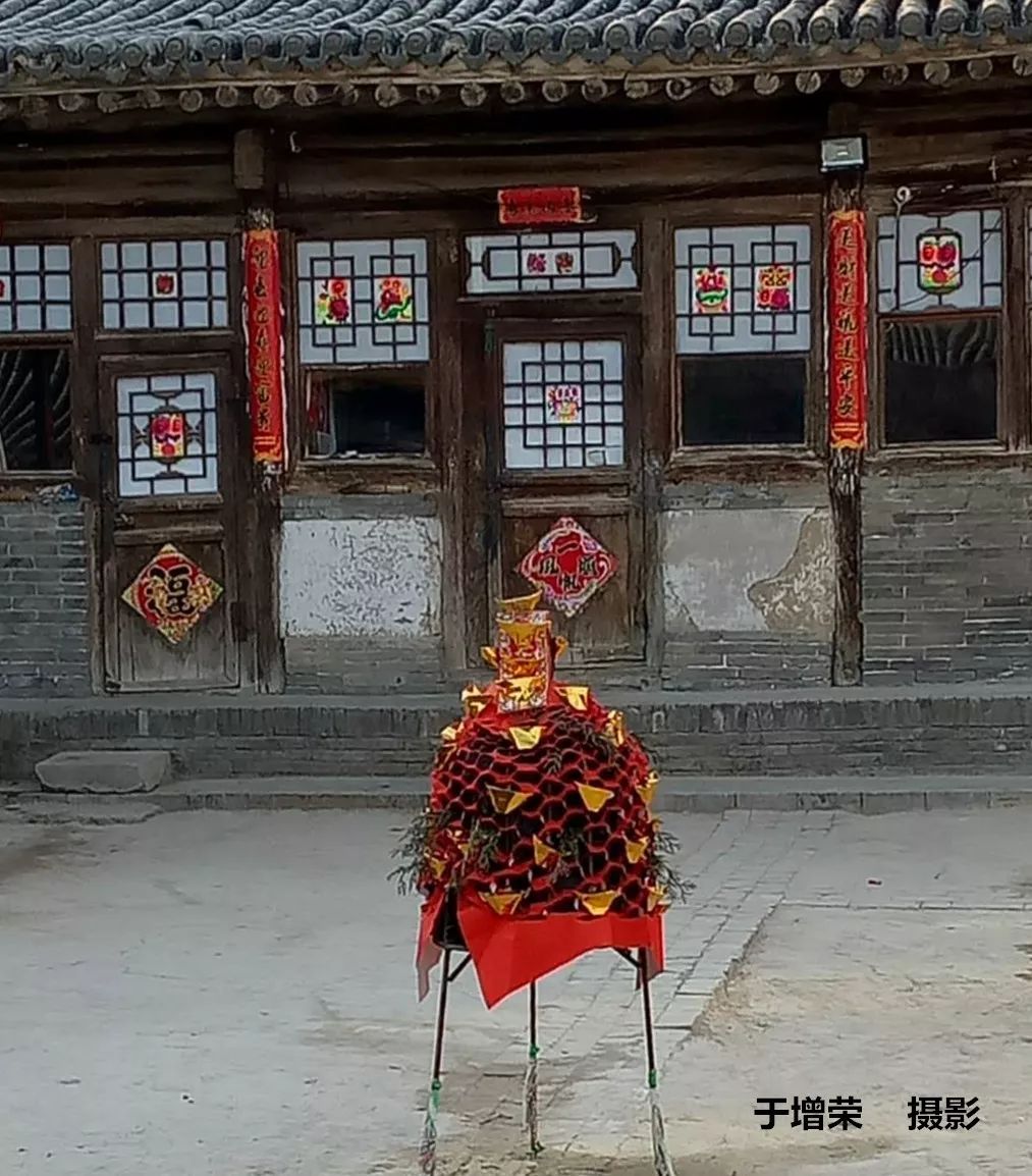 原平过年习俗：贴对联和垒旺火_上联