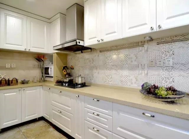 素砖,搭配进口白色环氧填缝剂看上去简洁大方,厨房墙面中部以花片铺贴