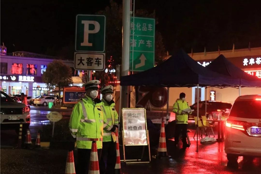 守死西大门一个不疏漏开化龙顶服务区严防严控过往车辆