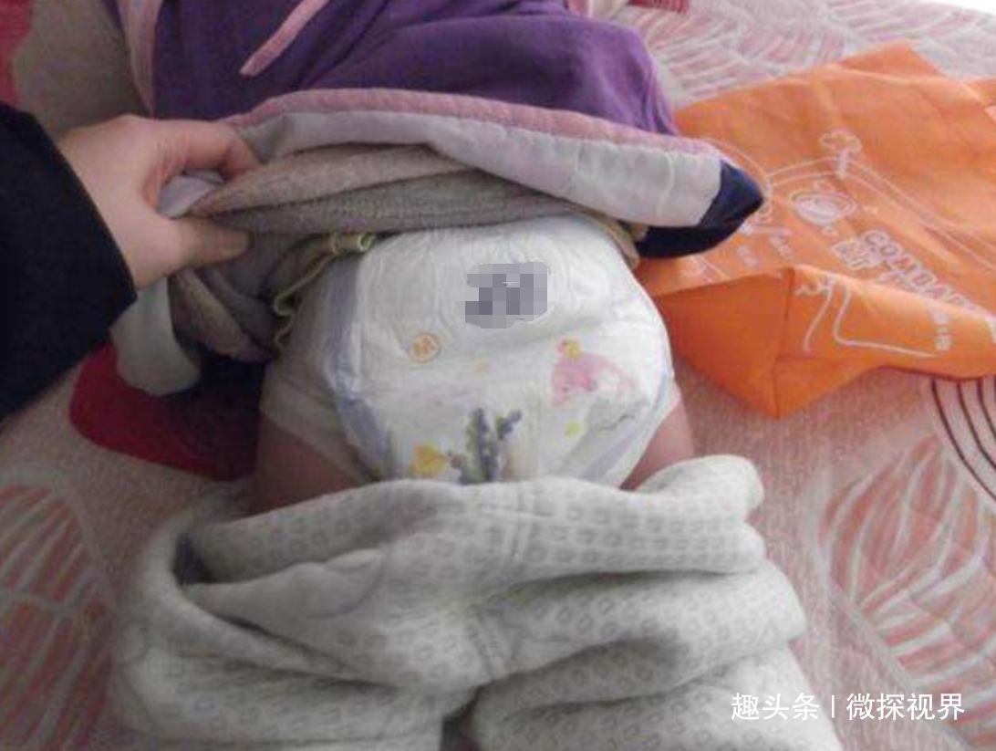 给新生儿换纸尿裤时注意:宝妈3个常见动作,可能会影响宝宝发育