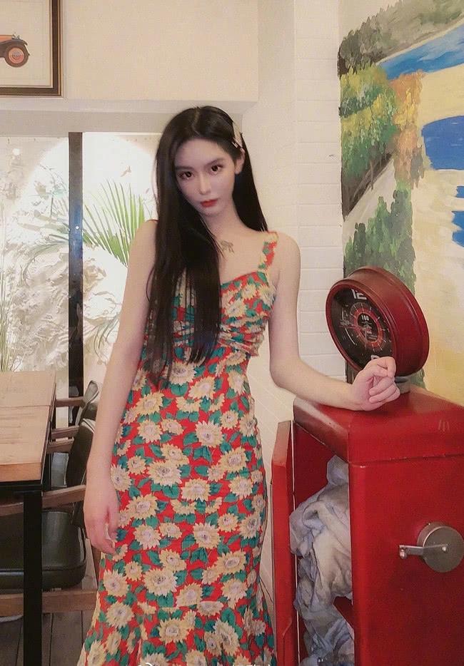 接下来我们就一起来看看杨馥宇其他的一些时尚穿搭的造型吧,这次出镜