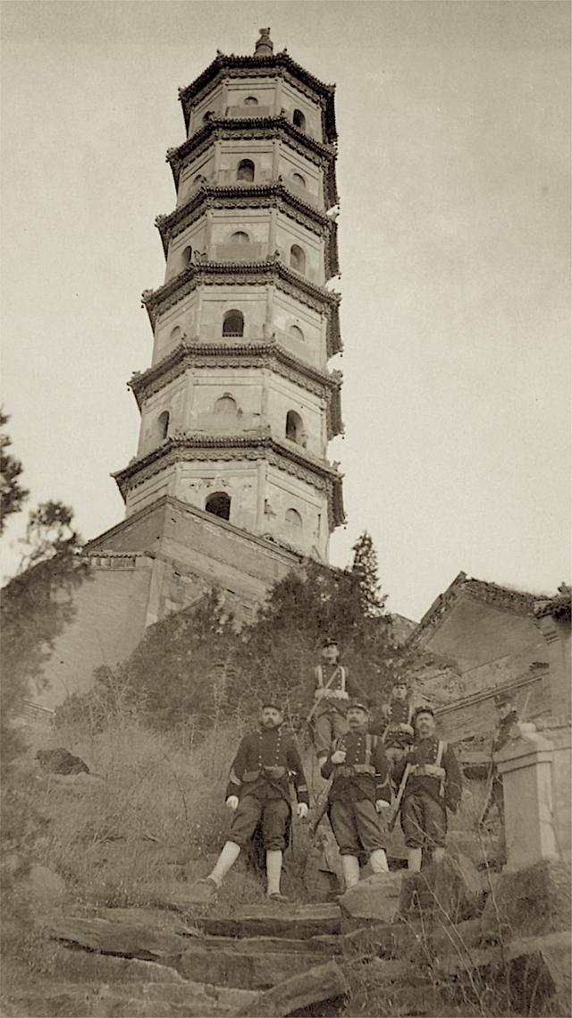 北京老照片1916年京城城墙的东南角楼西便门外百姓生活