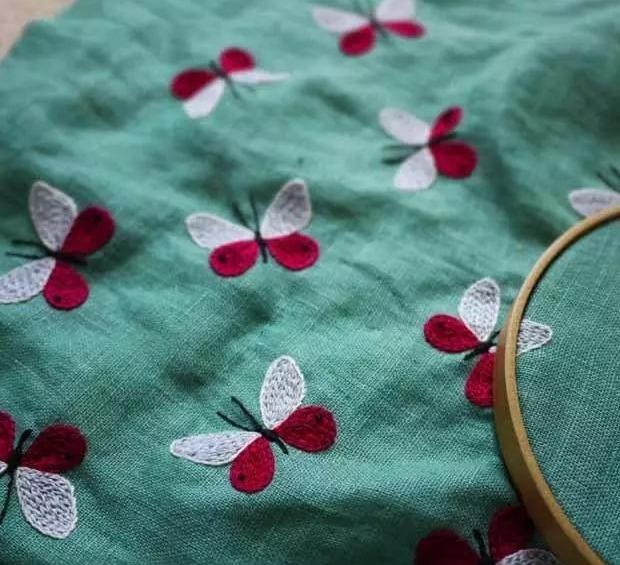 刺绣是件考验耐心的手工活针法缜密匀净配色自然素雅