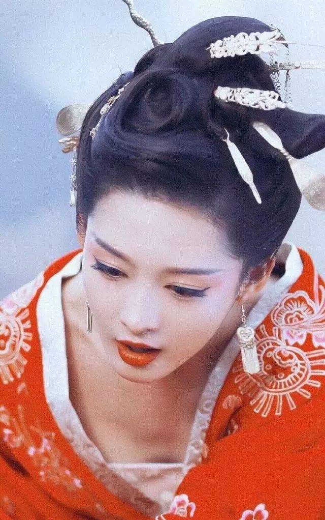 李沁气质很温婉当她化上黑化妆之后我妥妥的被迷倒了