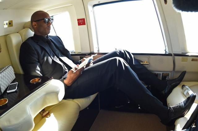 篮球巨星科比空难身亡所乘直升机身披黑曼巴涂装内饰豪华奢侈