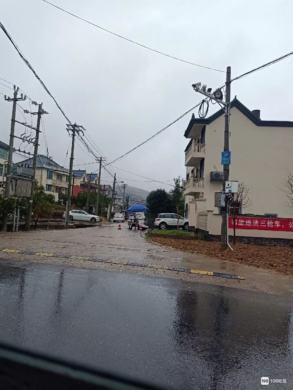 现场实拍衢州高速口村口车路过也要量体温