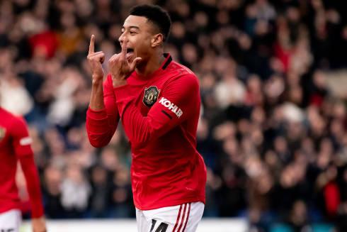 高清图:林加德双手比六搞怪庆祝 马奎尔拔剑怒射