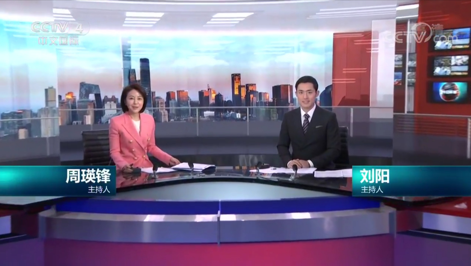 意外曝光2位央视新闻女主播素颜,跟电视上的差距有点大_周瑛锋