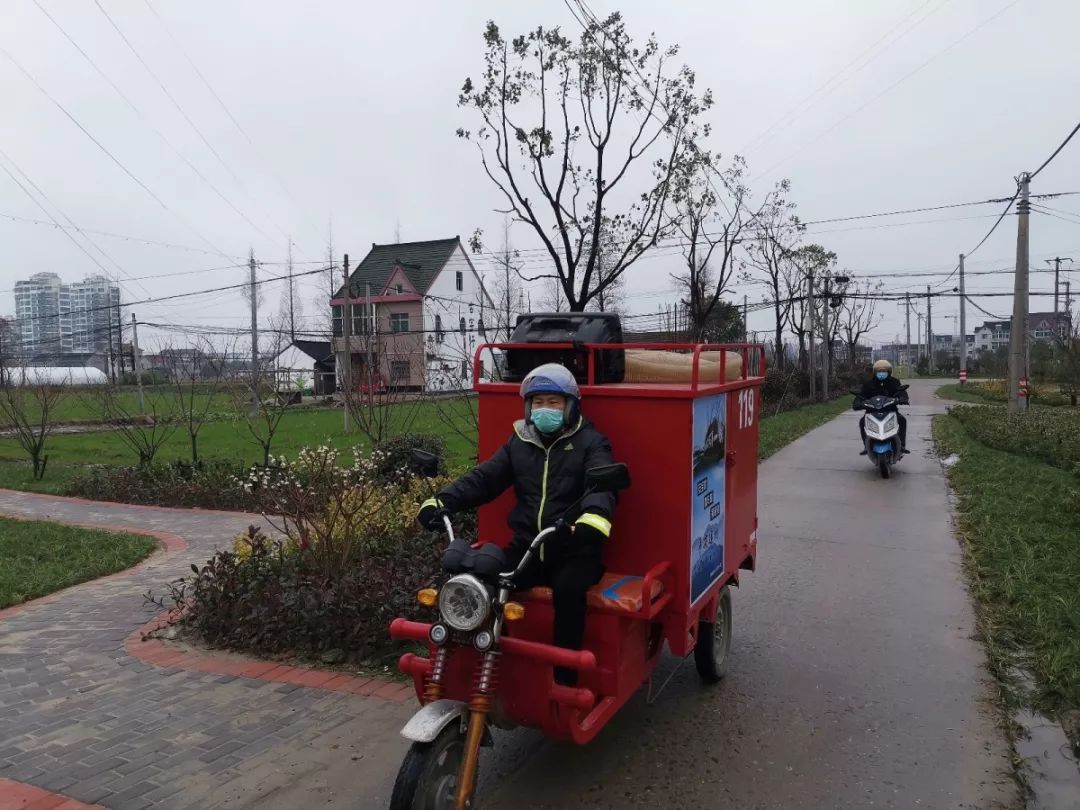 魚圻塘村保潔車也擔當起了宣傳車的使命,走街串巷,宣傳防疫常識.