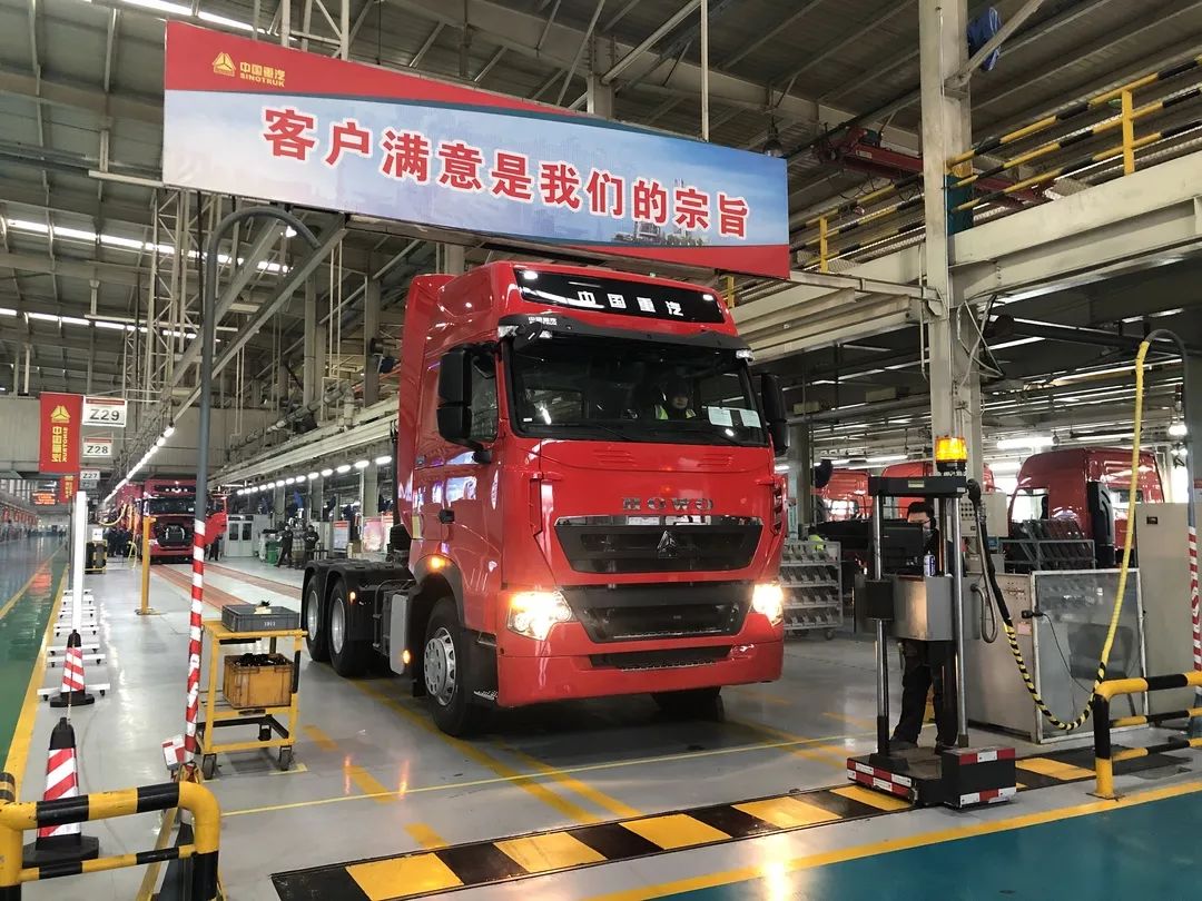 战疫情保交期中国重汽员工大年初三开工奋战