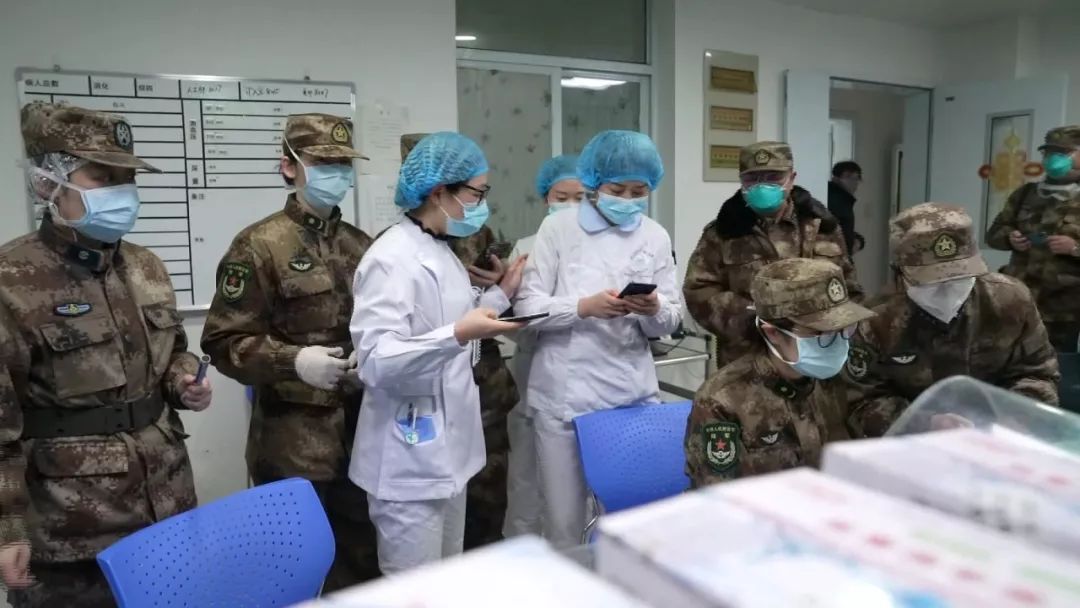 直通疫情防控一线解放军多支医疗队全面展开救治工作
