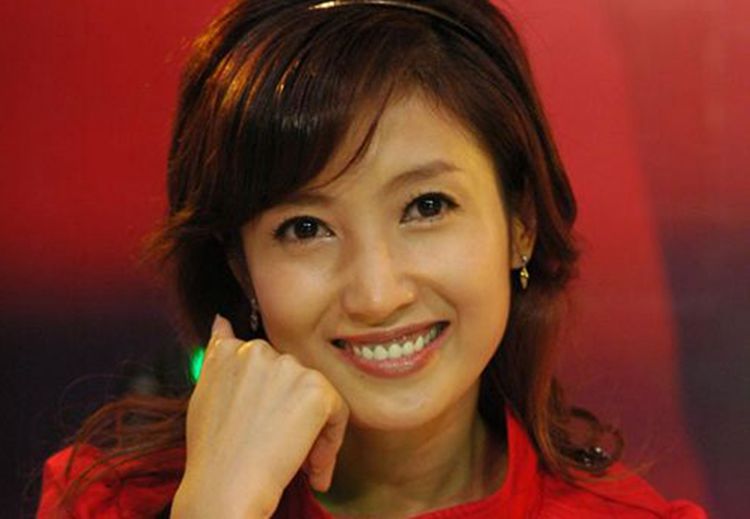 她是北京卫视当家花旦,二婚嫁央视主持,坚持丁克却41岁得子