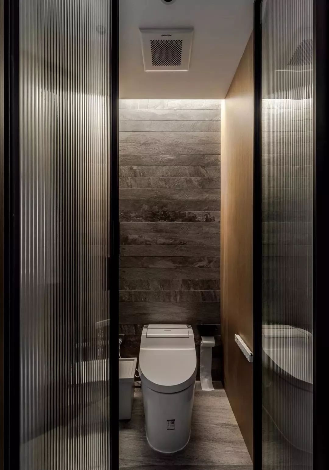 120㎡现代简约风黑色窄边框玻璃隔断让空间时尚又宽敞明亮