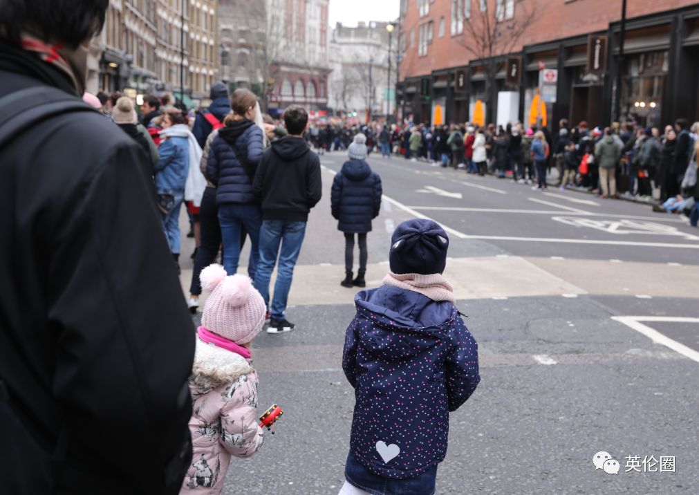 英国人集体挤在女王家门口还为武汉加油这春节过得比中国人还认真