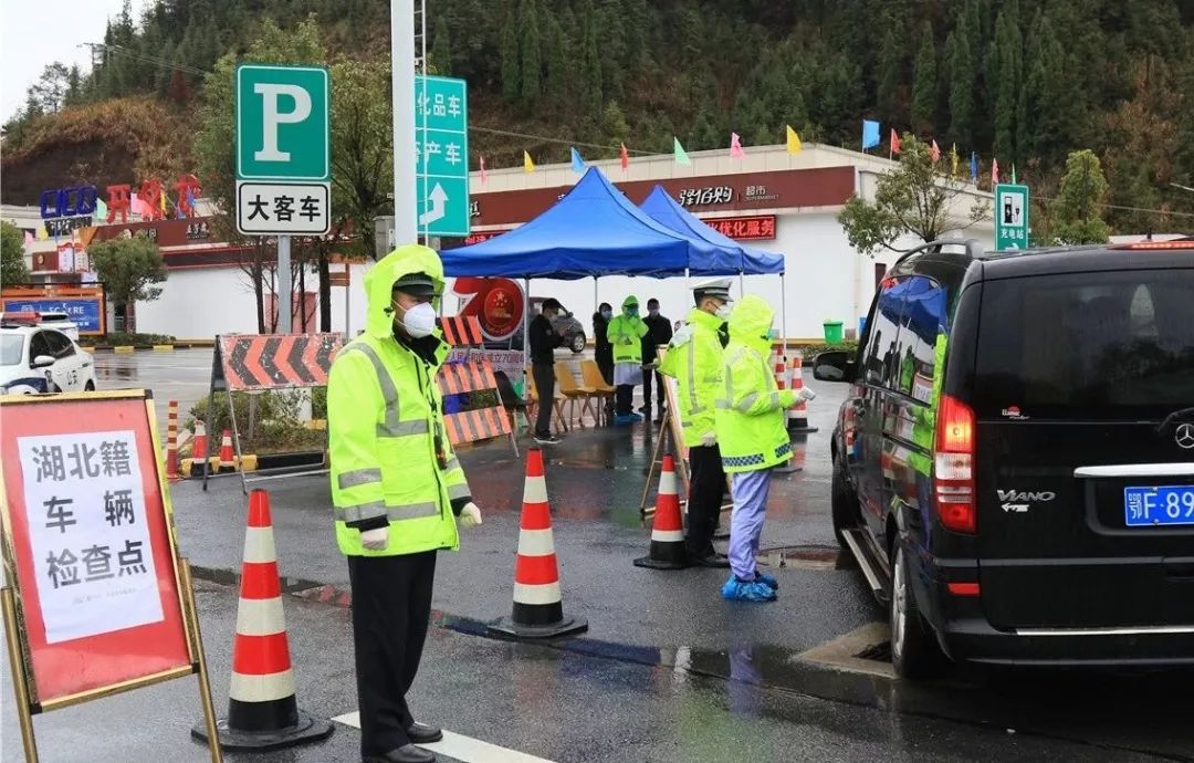 守死西大门一个不疏漏开化龙顶服务区严防严控过往车辆