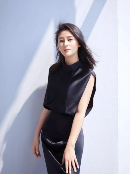 金牌制作人黄澜真美,无袖上衣配包臀裙秀身材,臀线太惊艳