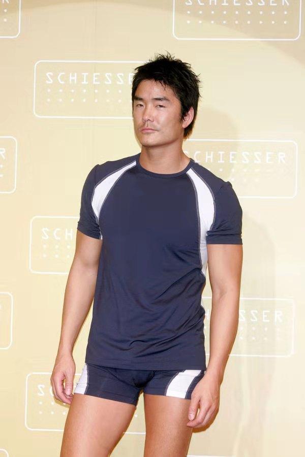 "香港首席男模"50岁仍肌肉在线 曾与关之琳四年姐弟恋不被看好_黄家诺