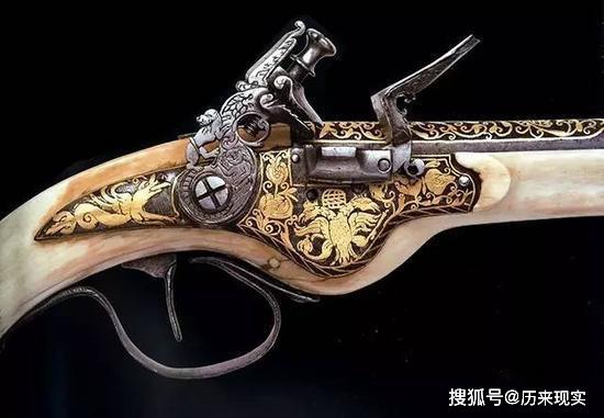 1547年,出生在枪炮工匠,锁匠和钟表匠家庭这个法国小伙,在转轮火枪的