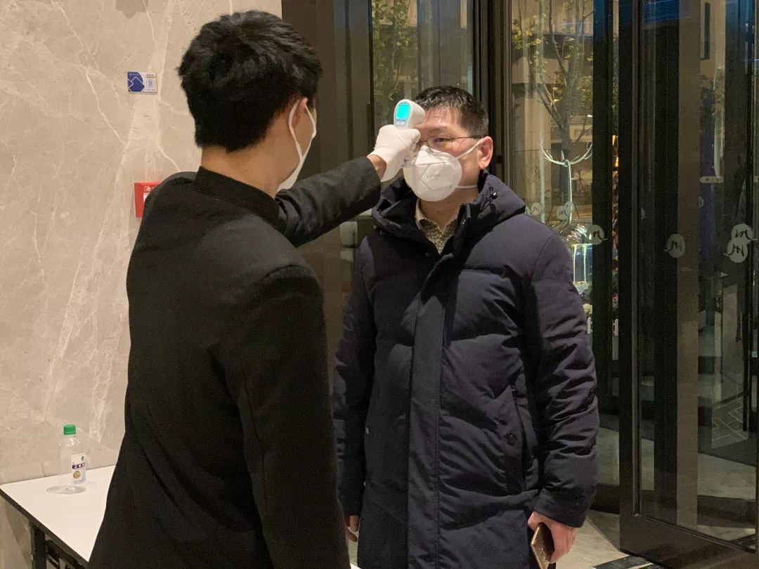 为援汉医务人员测量体温