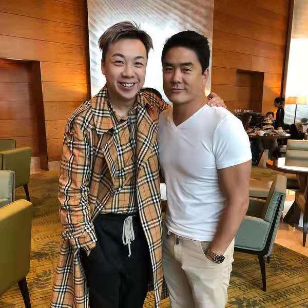 "香港首席男模"50岁仍肌肉在线 曾与关之琳四年姐弟恋不被看好_黄家诺