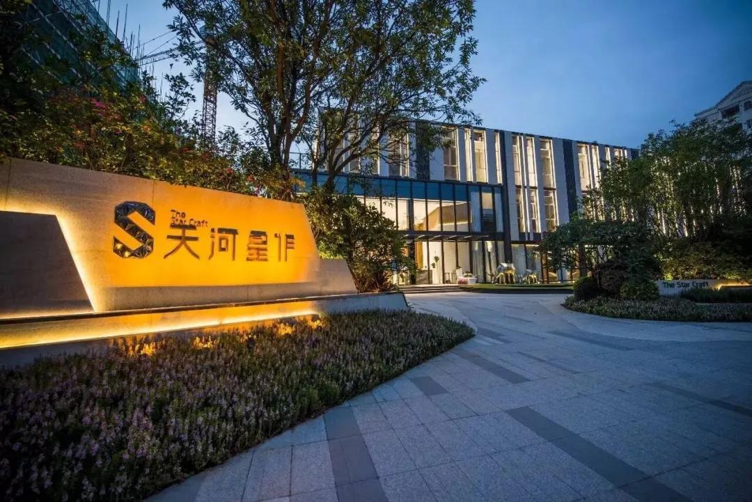 实景极具设计感的logo景观墙