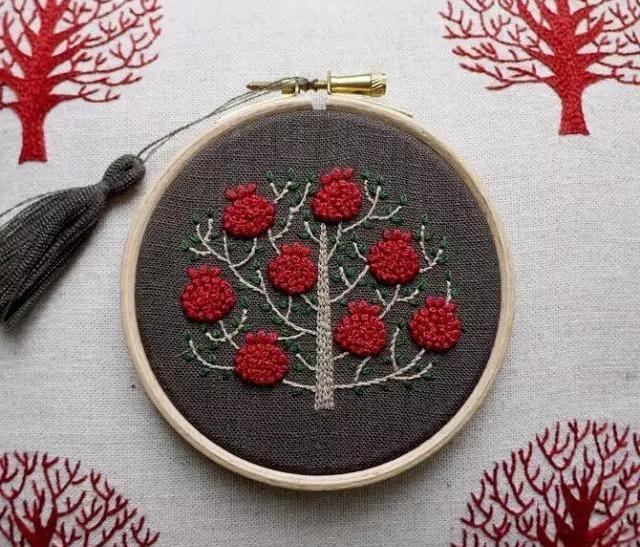 刺绣是件考验耐心的手工活针法缜密匀净配色自然素雅