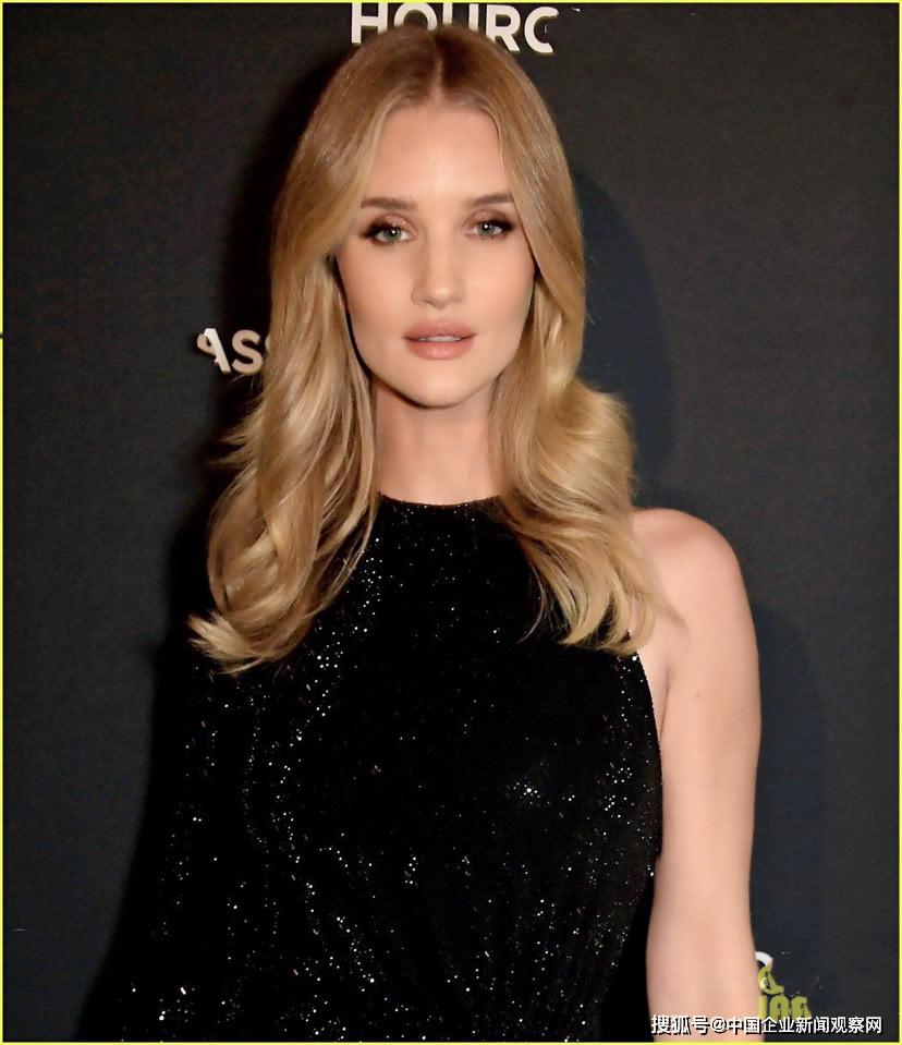 天使超模罗茜伦敦出席活动金发飘飘美若天仙诠释发型重要性