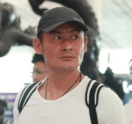 因一首歌红遍大江南北,如今51岁被人遗忘,二婚妻子却如日中天