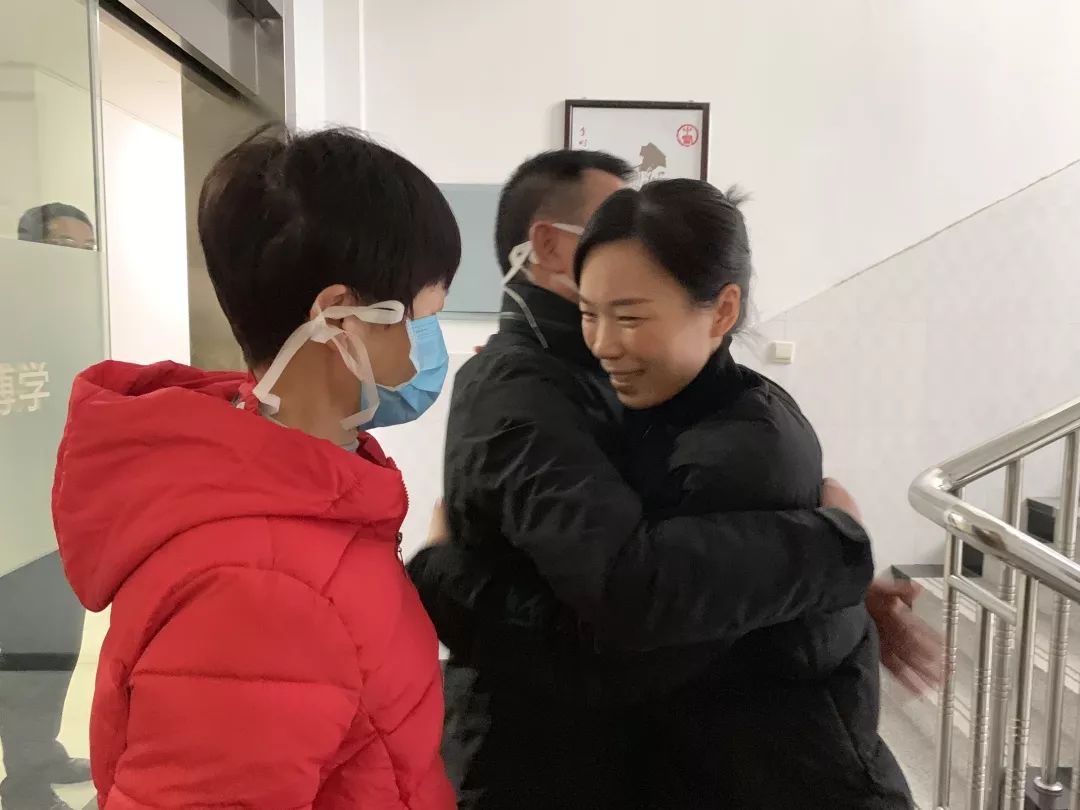 一定圆满完成任务早日回家奉化首位医护人员出征武汉