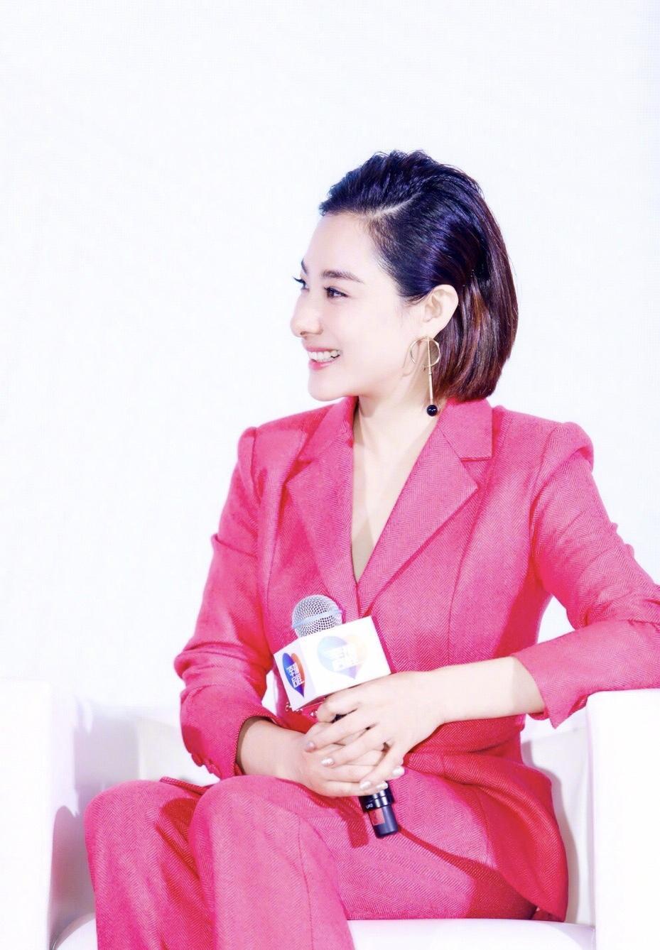 原创刘璇厉害了,桃红色西装也能穿出少女感,网友:这身材真好!