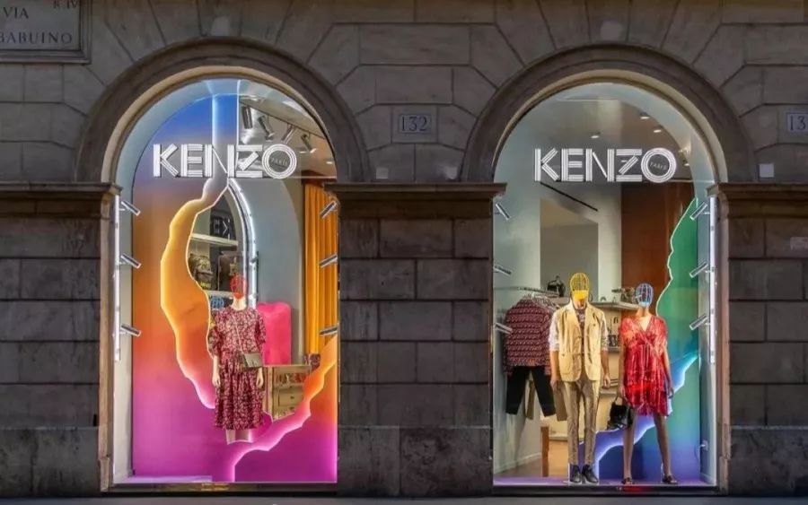 chanelchanel最新上线彩妆橱窗,彩色箭头指向logo,在巴黎街道散发魅力