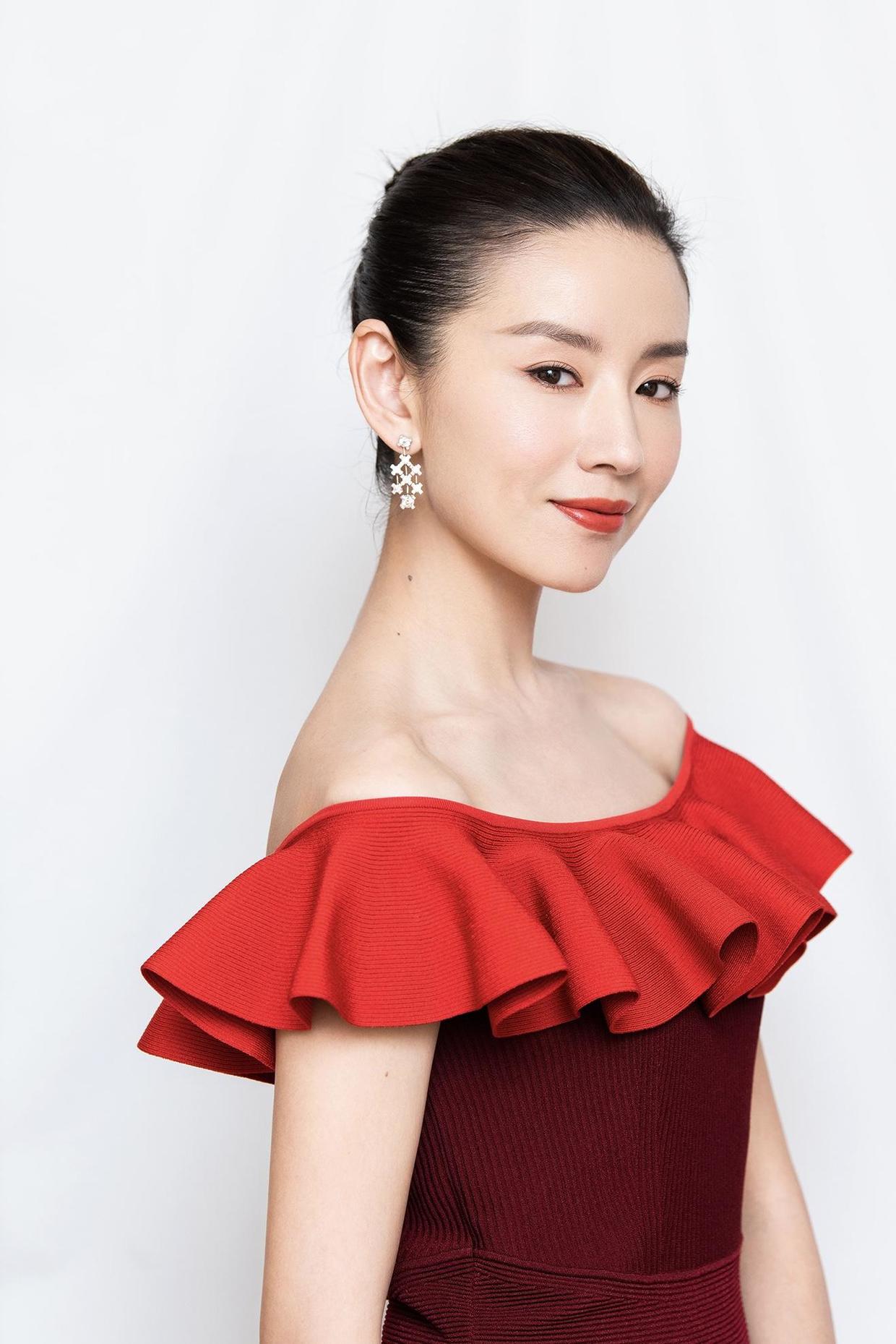 39岁董洁身材真吸睛,扎发配一字肩包臀裙,大秀"蚂蚁腰"被惊艳_设计