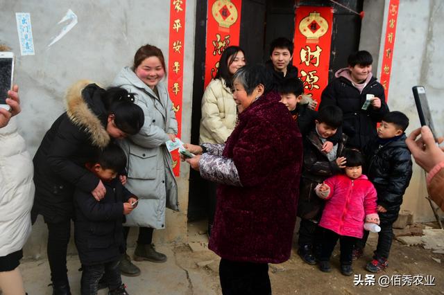 农村老人过春节6个闺女来拜年35人吃饭摆4桌压岁钱成焦点