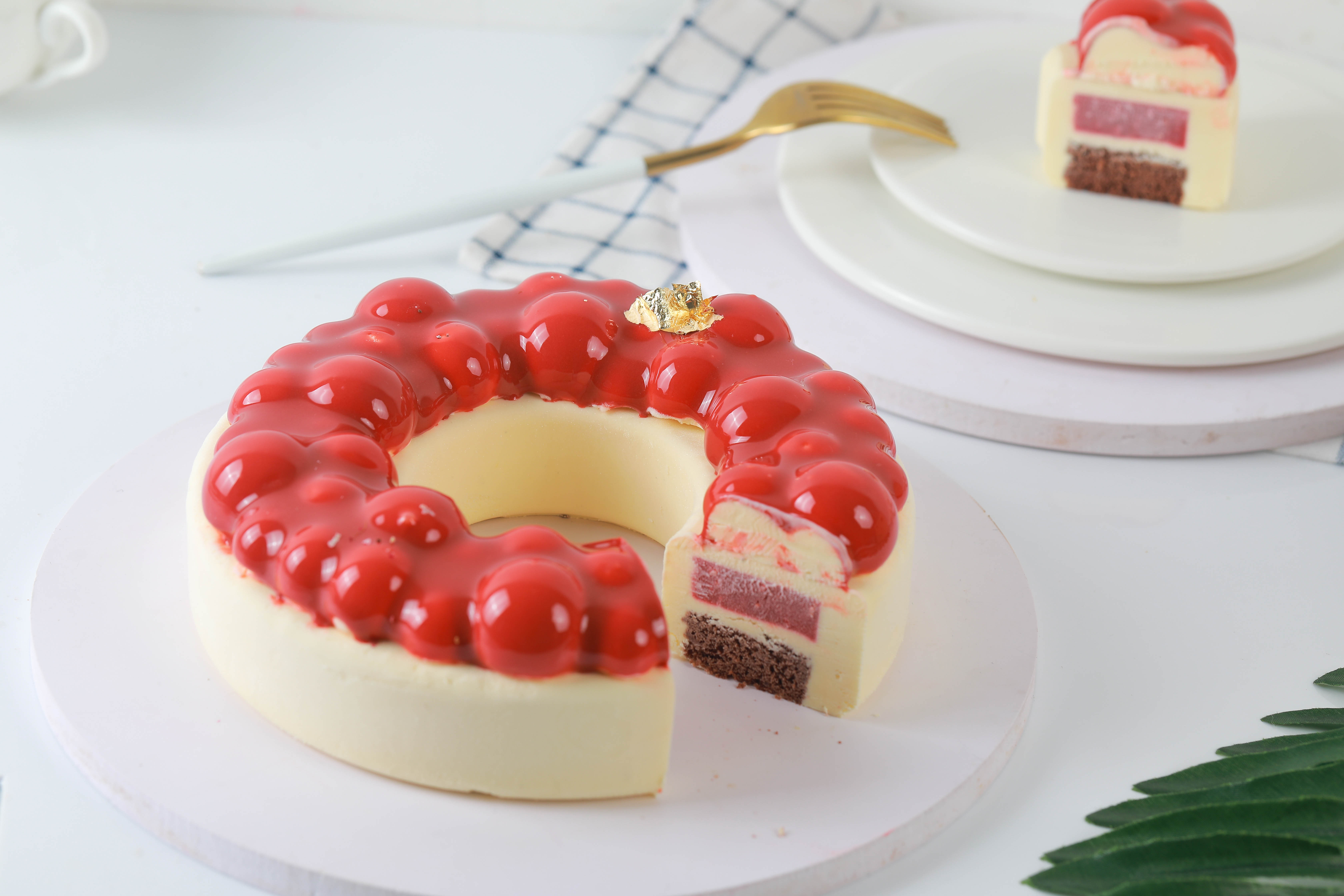 花椒树莓白巧慕斯蛋糕加上世界冠军的造型一个1000元都不贵