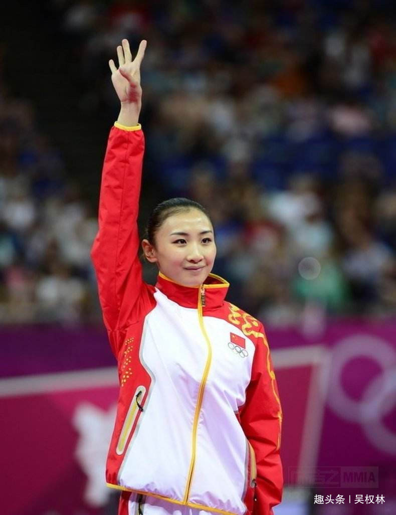 疯狂晒孕照!何雯娜泳装出镜美丽依旧,与富二代未婚先孕惹争议