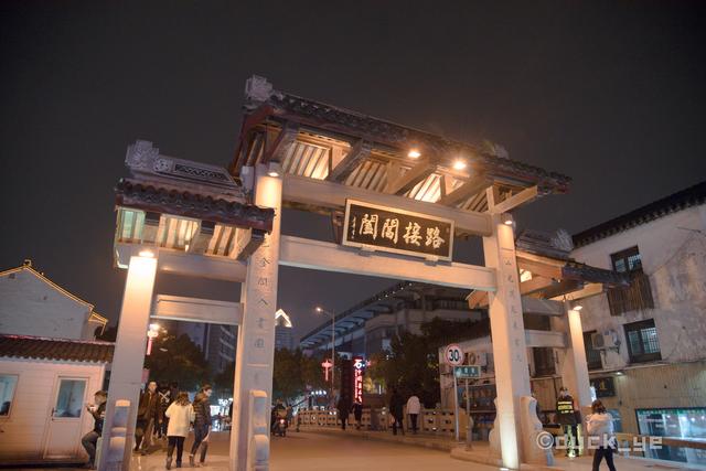 山塘街位于苏州古城阊门外西北,东起阊胥路北首渡僧桥,西到虎丘西南麓