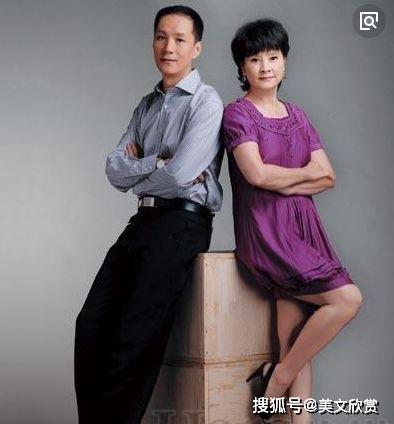 原创冯远征和老婆梁丹妮近照两人相差8岁结婚24年没孩子后悔了